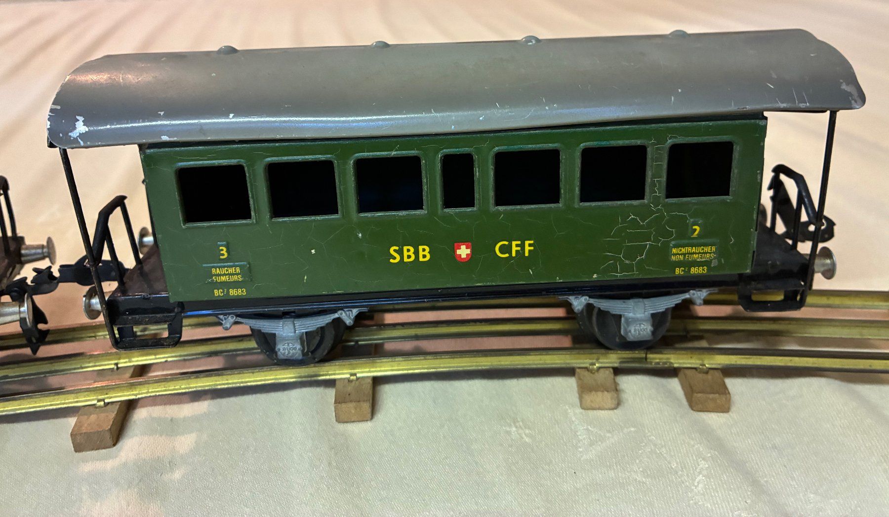 Buco Modellini di ferrovie: Buco Modell Eisenbahnwagen 4 Stk., Spur 0, 32mm – Usato da Uznach venduto da Kas-Fri 8