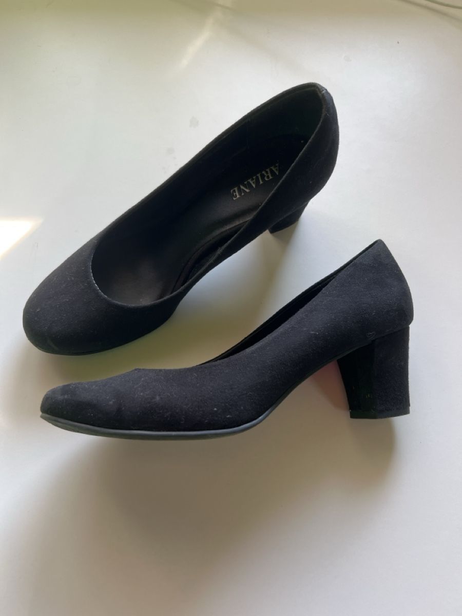 Scarpe da donna: Ariane Damen Pumps Schwarz, Gr. 38 – Usato da Fräschels venduto da Cesca