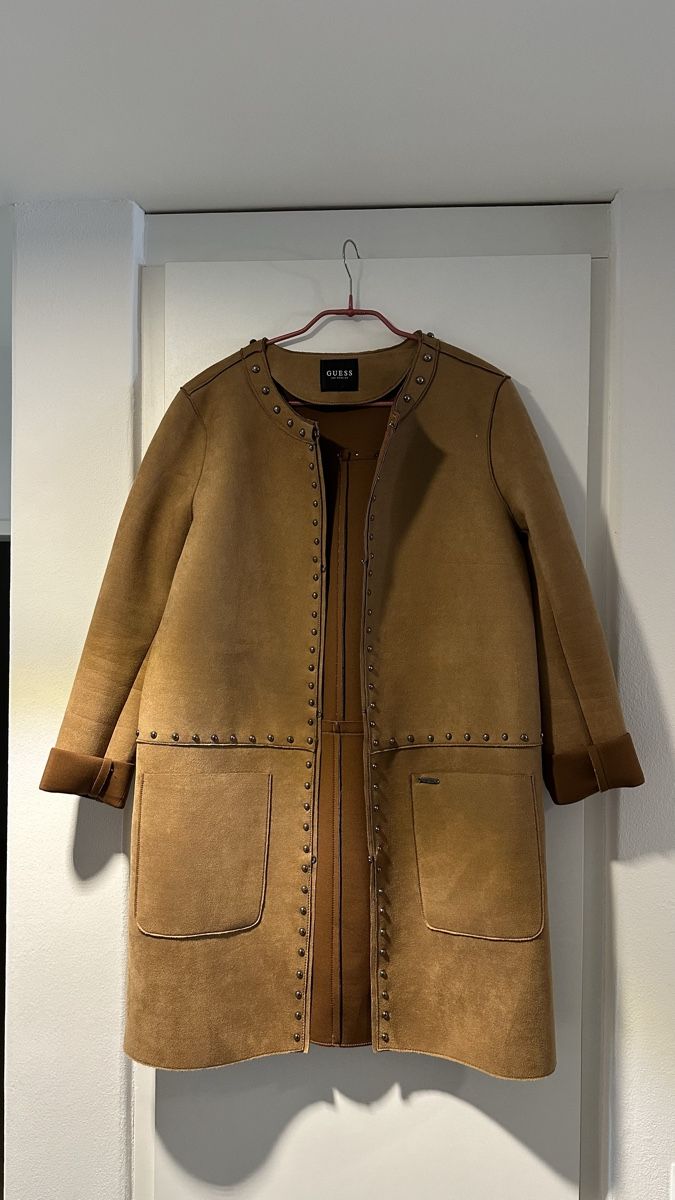 Guess Mäntel: Guess Wildleder Mantel camel/cognac, Grösse 42  – Gebraucht aus Winterthur von JVSMIN