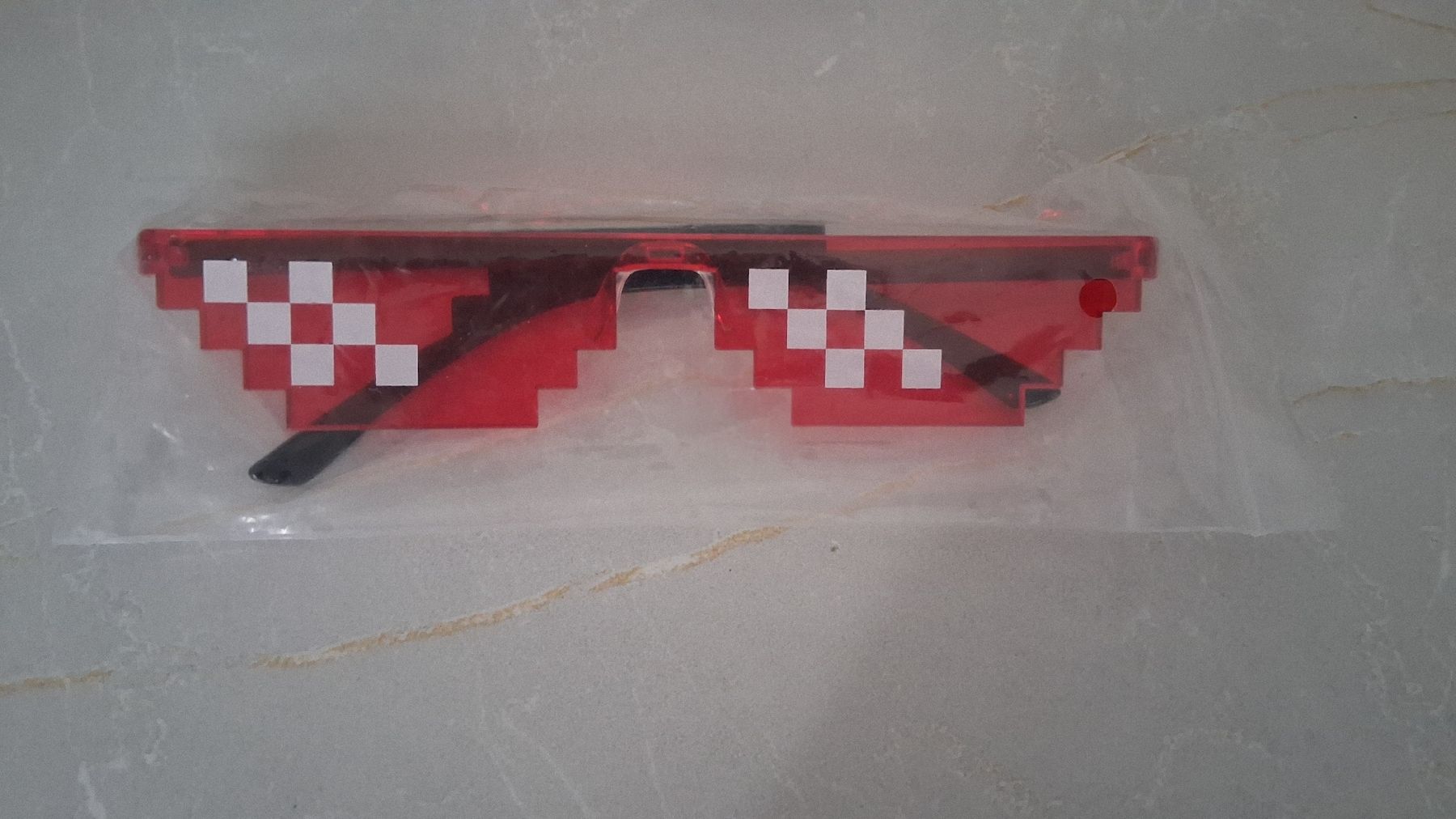 Coole Pixel Sonnenbrille Rot/Weiss Must have 😎 (Neu (gemäss