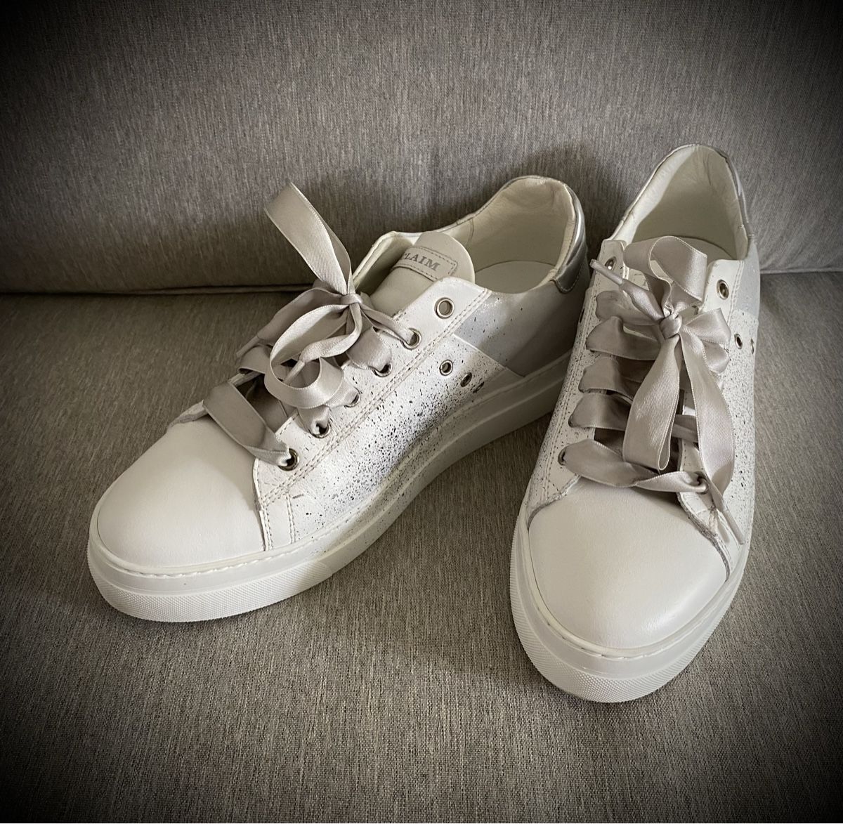Damenschuhe: Noclaim Sneaker, Silber/Weiss, Gr. 42 – Neu (gemäss Beschreibung) aus Balterswil von Bibi66