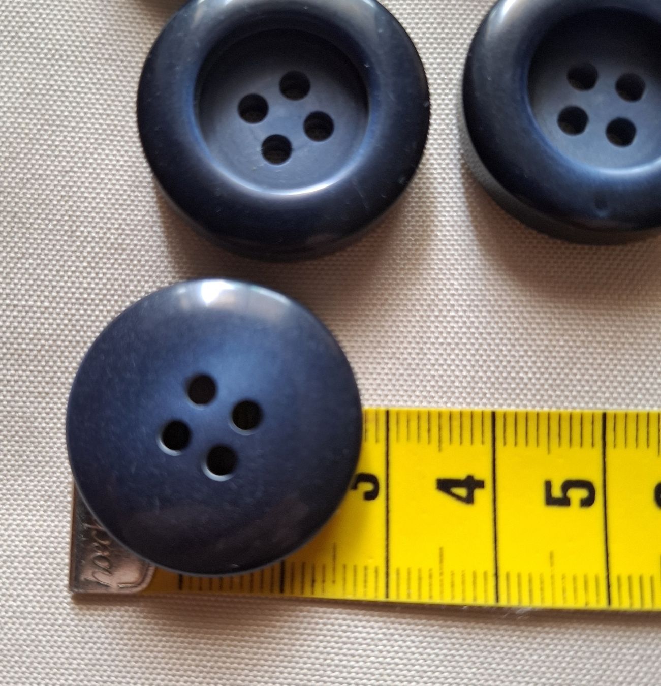 Bottoni: 11 Knöpfe, Blauschwarz, 28 mm. – Usato da Dietikon venduto da Hirschkopf 3