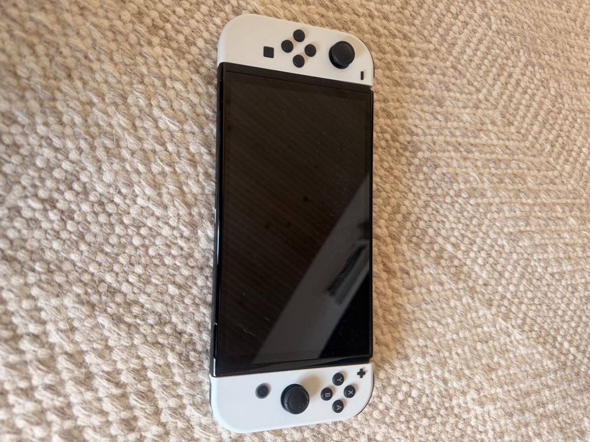 Nintendo Console: Nintendo Switch OLED mit viel Zubehör! – Usato da Biberstein venduto da romeo_86