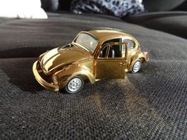 VW KÄFER 1302 GOLD mit AMAG Schlüsselanhänger.