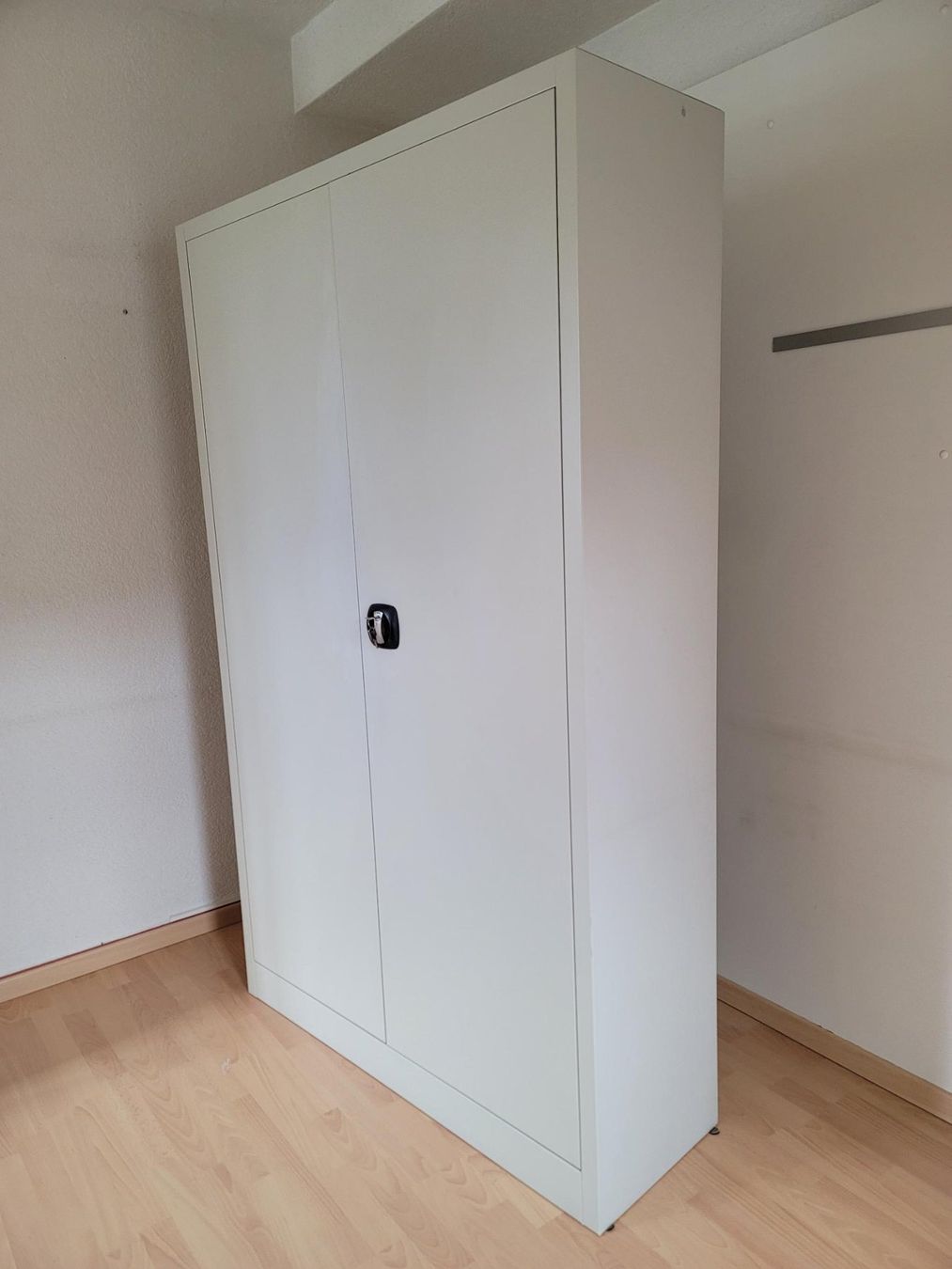 Armadi: Flügeltür schrank – Usato da Muhen venduto da escape123 1