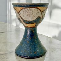 Vase calice en céramique d'art émaillée. Signé