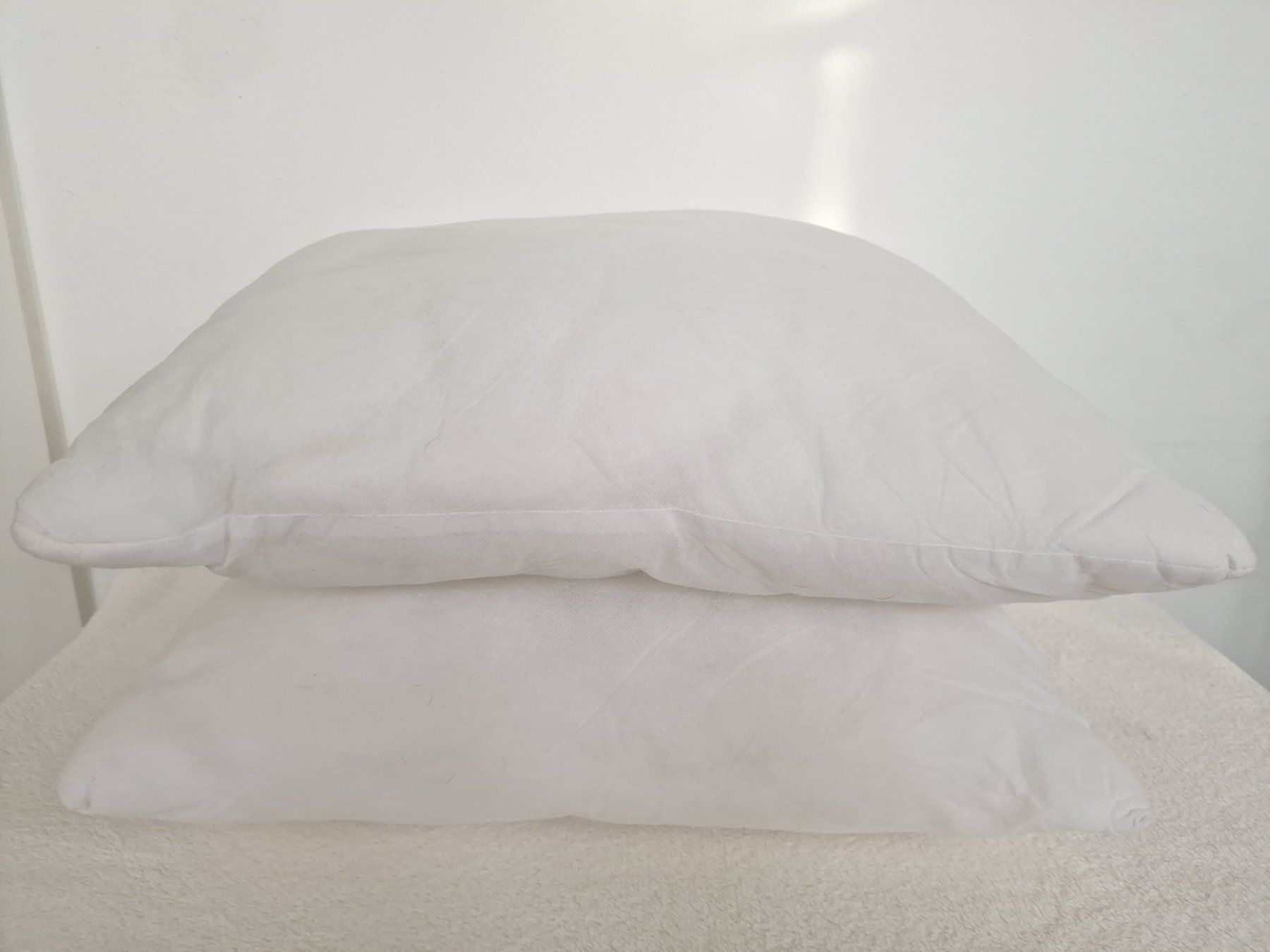 Cuscini: Zwei Kissen mit Polyesterfüllung 50cm x 50cm – Usato da Hallau venduto da CHACLA