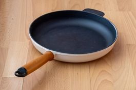 Bratpfanne aus Gusseisen mit Holzgriff  gebraucht