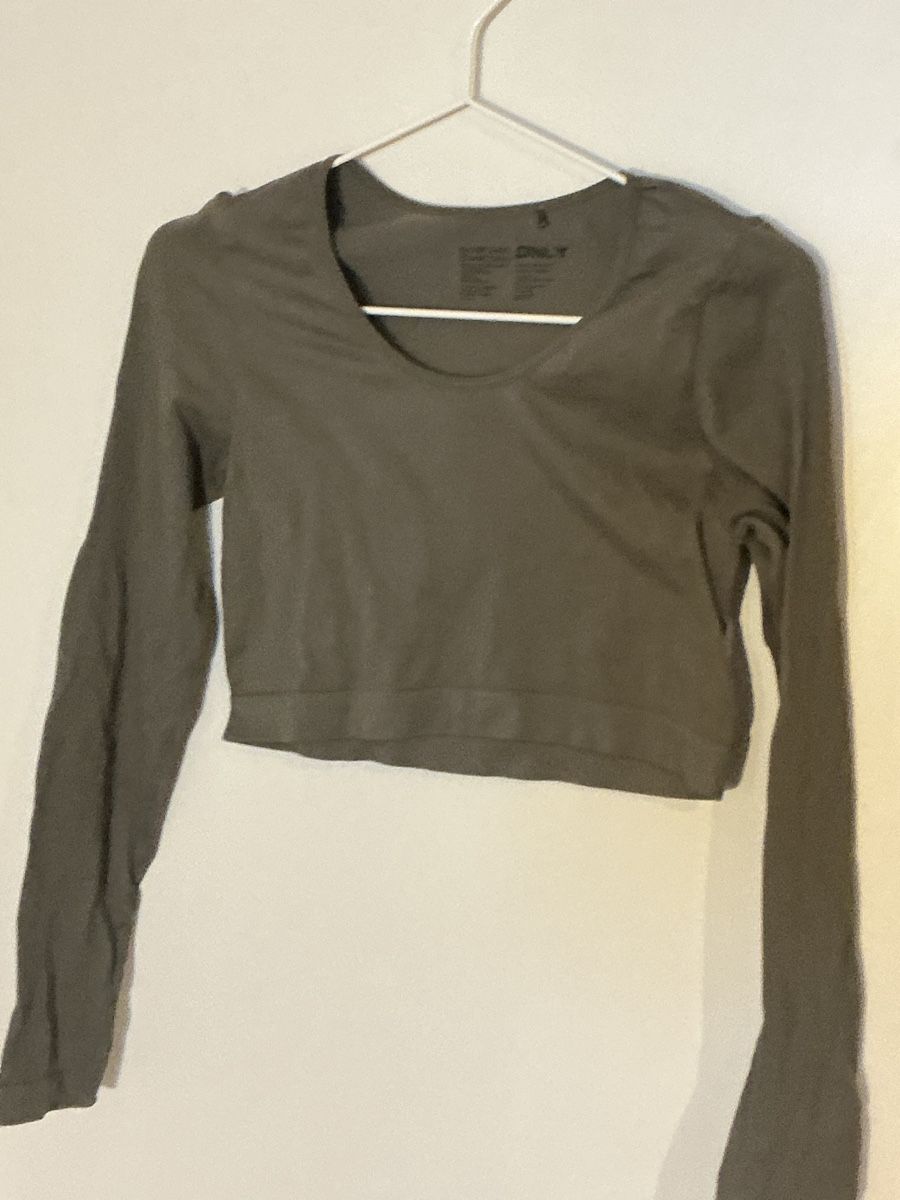 Only Top: ONLY Langarmshirt Crop Top Gr. S Khaki – Nuovo (secondo la descrizione) da Gelterkinden venduto da mae_7nx7
