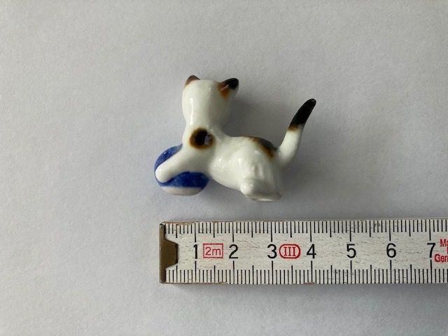 Statuette: Katzenfigur weiss mit blauem Ball, Katze – Usato da Pfäffikon ZH venduto da GZHDZV 1