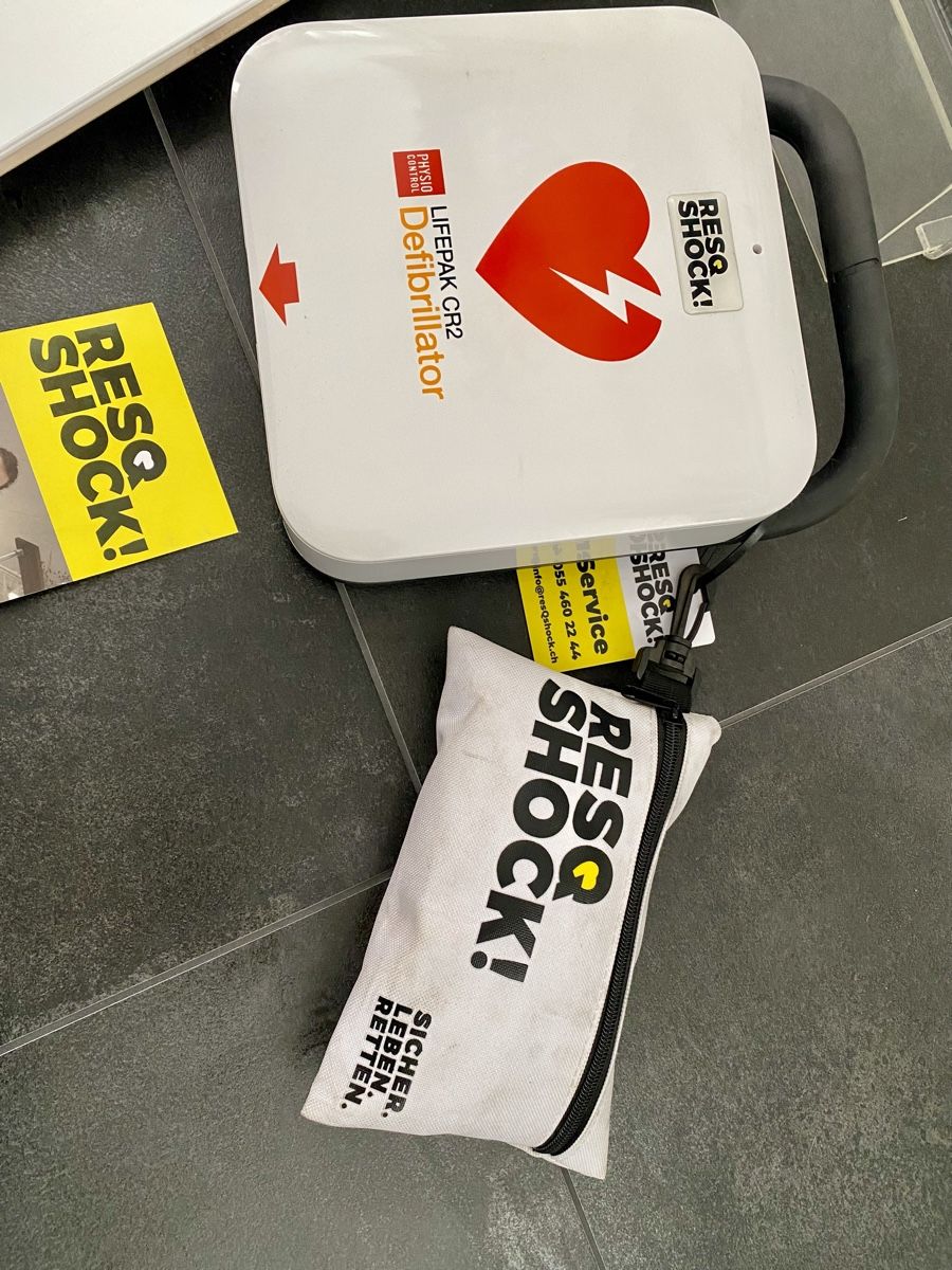 Attrezzature mediche: Physio-Control Lifepak CR2 Defibrillator mit Wandhalter – Usato da Seeberg venduto da BestDeal_CH 4