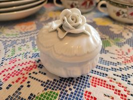 Porzellandose mit Rose weiss Deko 