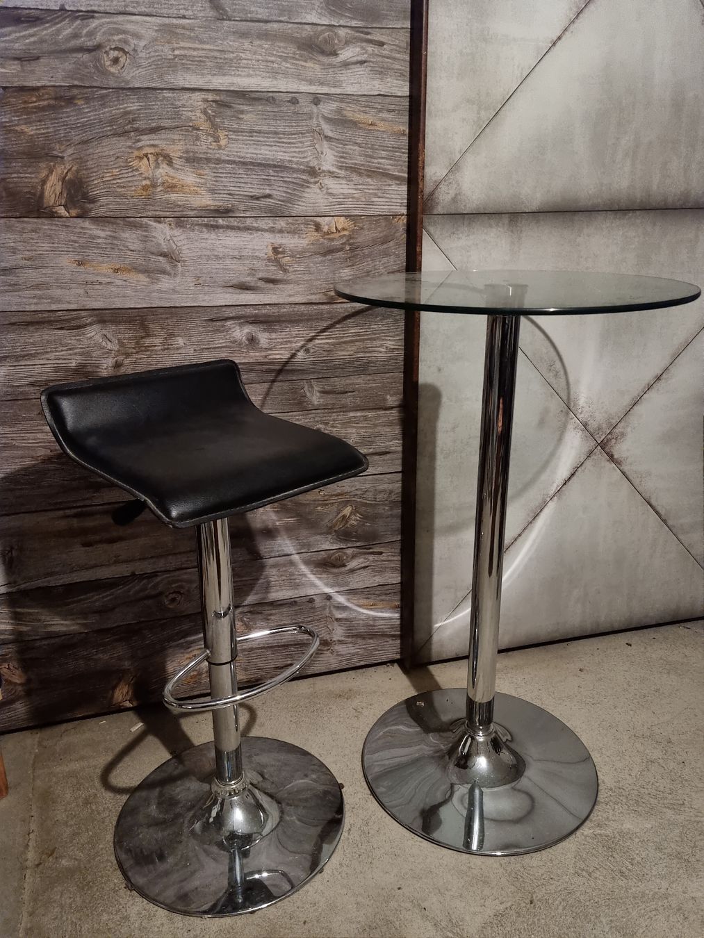 Tische: Glasbartisch mit verstellbarem Stuhl – Gebraucht aus Kesswil von mie_g89p 2