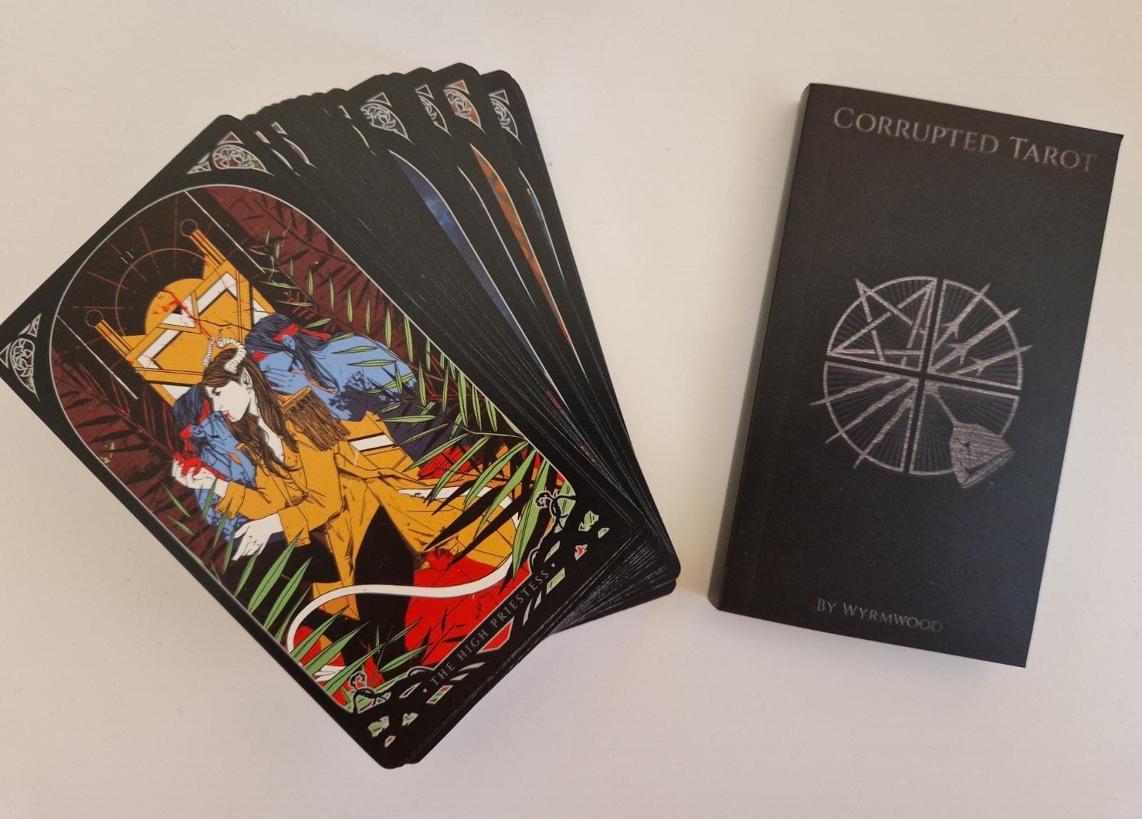 Spiele: Wyrmwood Corrupted Tarot Deck – Neu (gemäss Beschreibung) aus Zug von