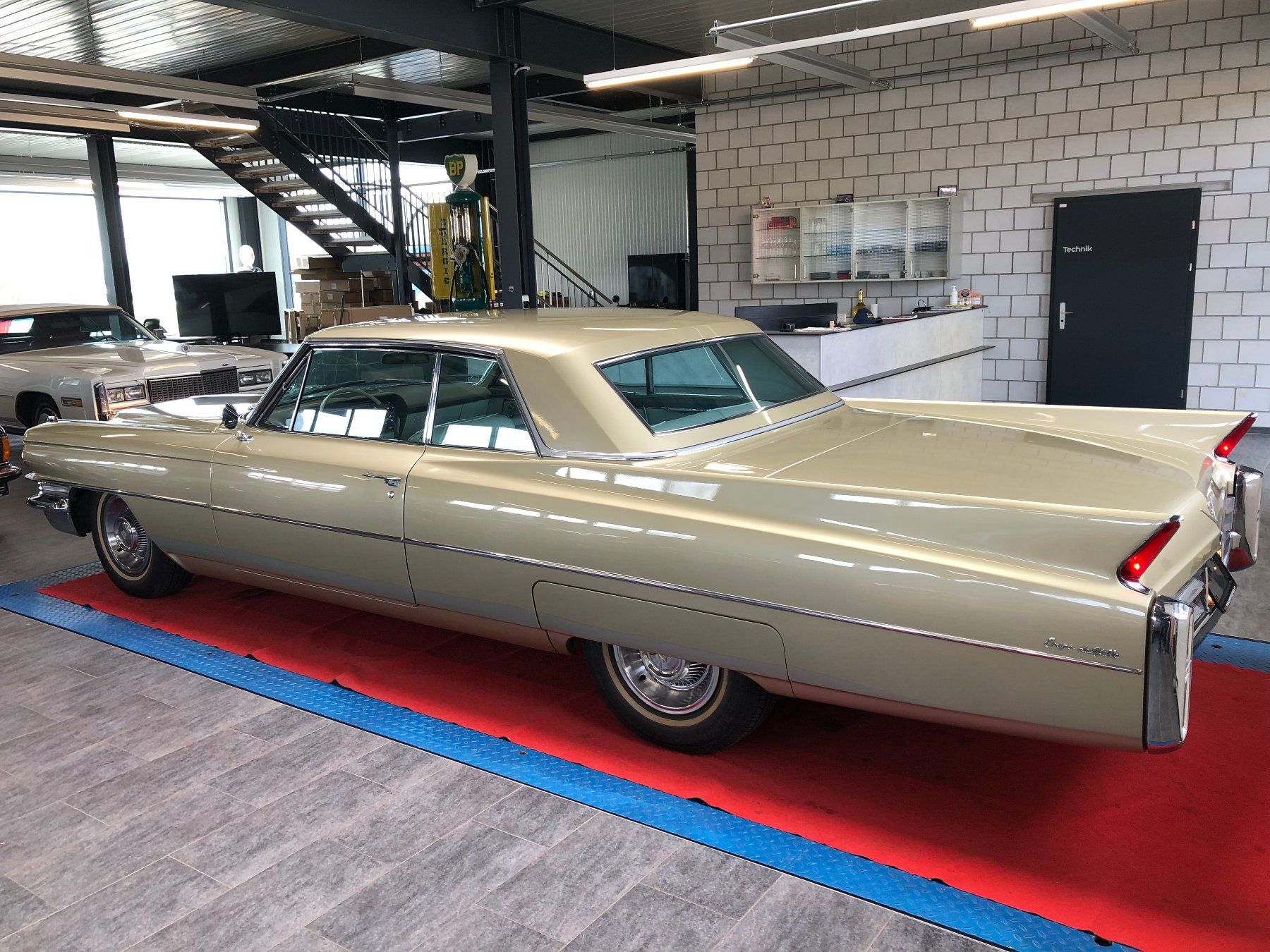 Cadillac Automobili: CADILLAC DEVILLE COUPE 6.4-V8 – Usato da Gampelen venduto da Steuer0 3