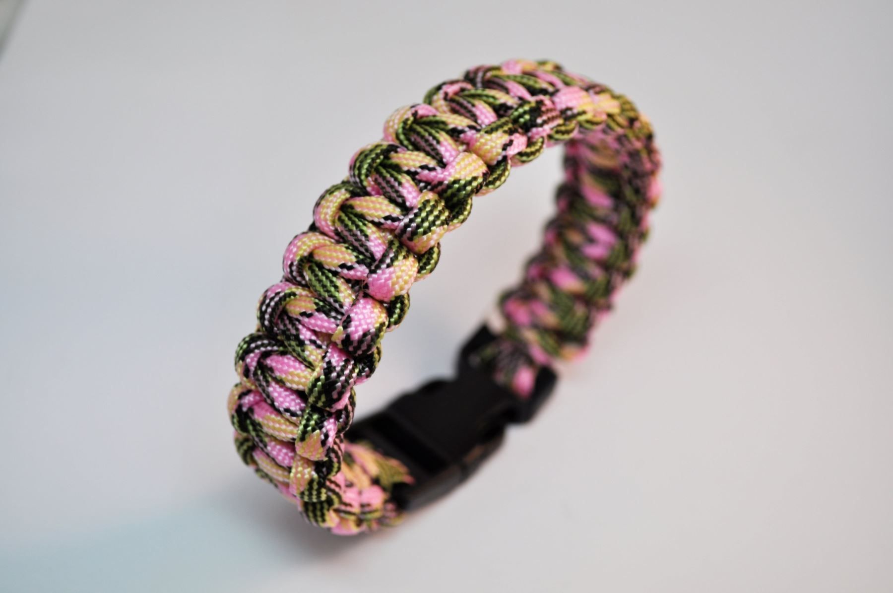 Bracelets: Paracord Rettungsseil mehrfarbig – Neuf avec emballage d'origine à Courlevon par HotSaleandPrice