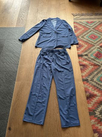 Anzug aus Polyester