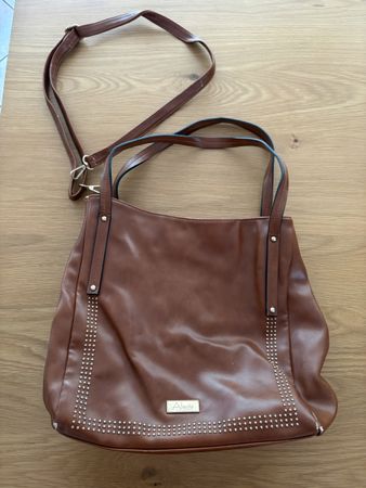 Borsa a mano marrone con borchie
