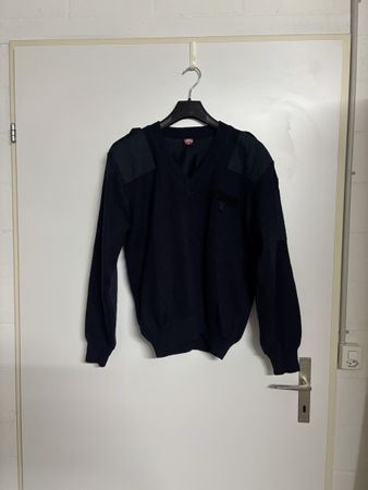 Pullover dunkelblau mit Schulterbesatz Grösse L getragen