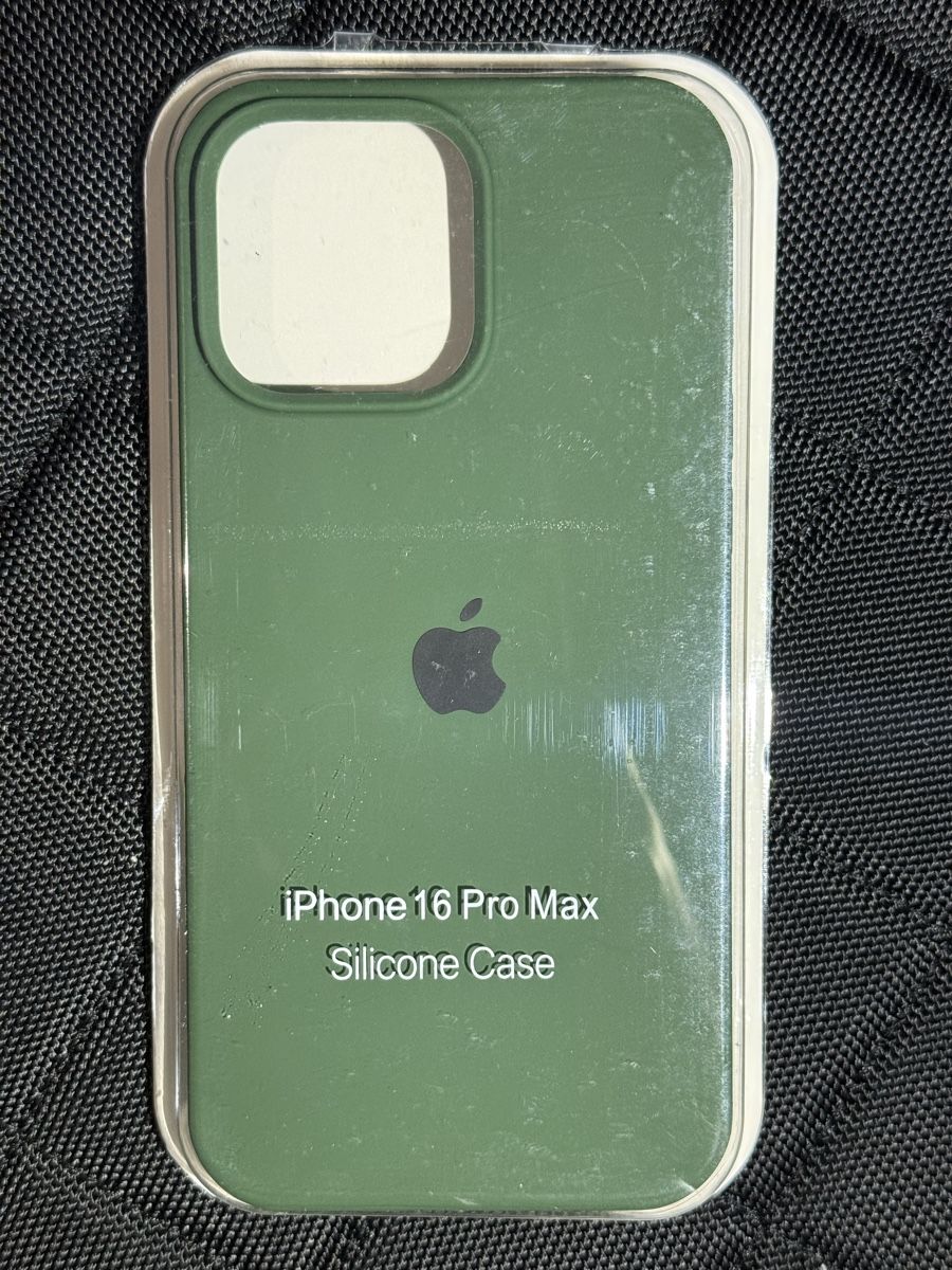 Coques & Protection écran: Coque iPhone 16 Pro Max silicone - vert olive NEUF! – Neuf avec emballage d'origine à Lausanne par Licio7