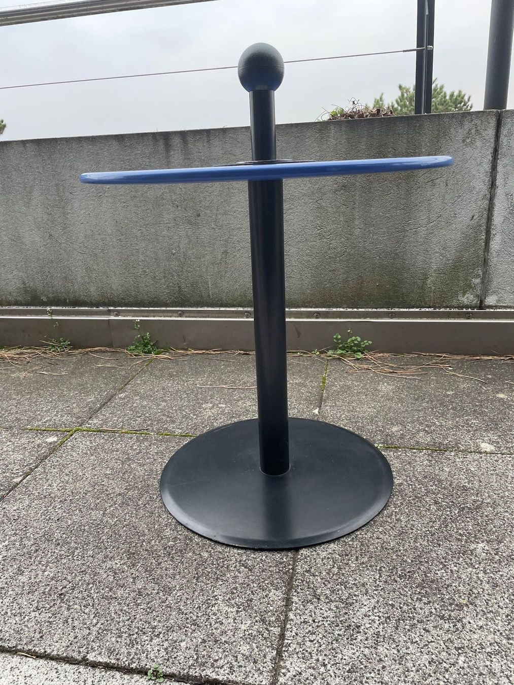 Tavoli: Table d'Appoint Vintage Bleue en Métal – Usato da Vallamand venduto da Bricbracbroc82 3
