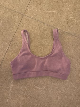 Lilafarbenes Bikinitop mit integrierten Pads, Gr. M