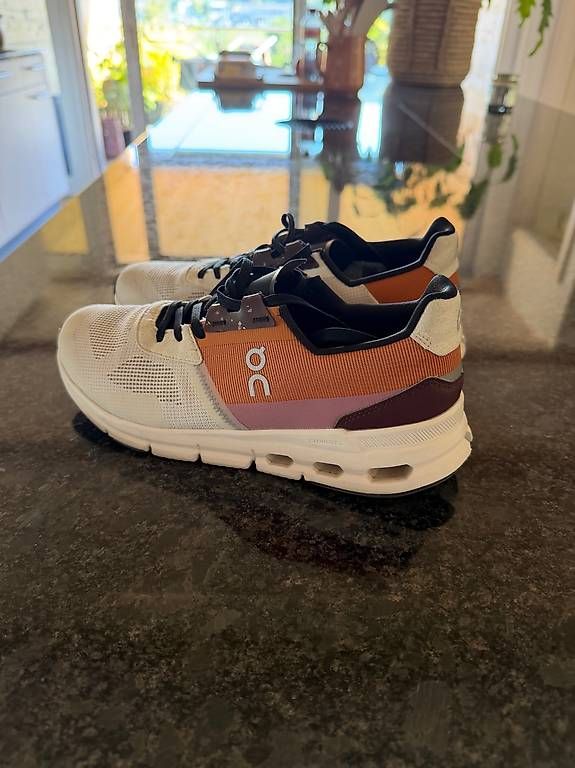 On Scarpe da donna: Zwei paar Schuhe – Usato da Höchstetten venduto da mogli2727 1