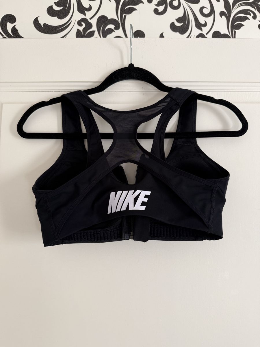 Nike Top: Nike Sports Bra – Usato da Corsier-sur-Vevey venduto da Kristina.Nova 2