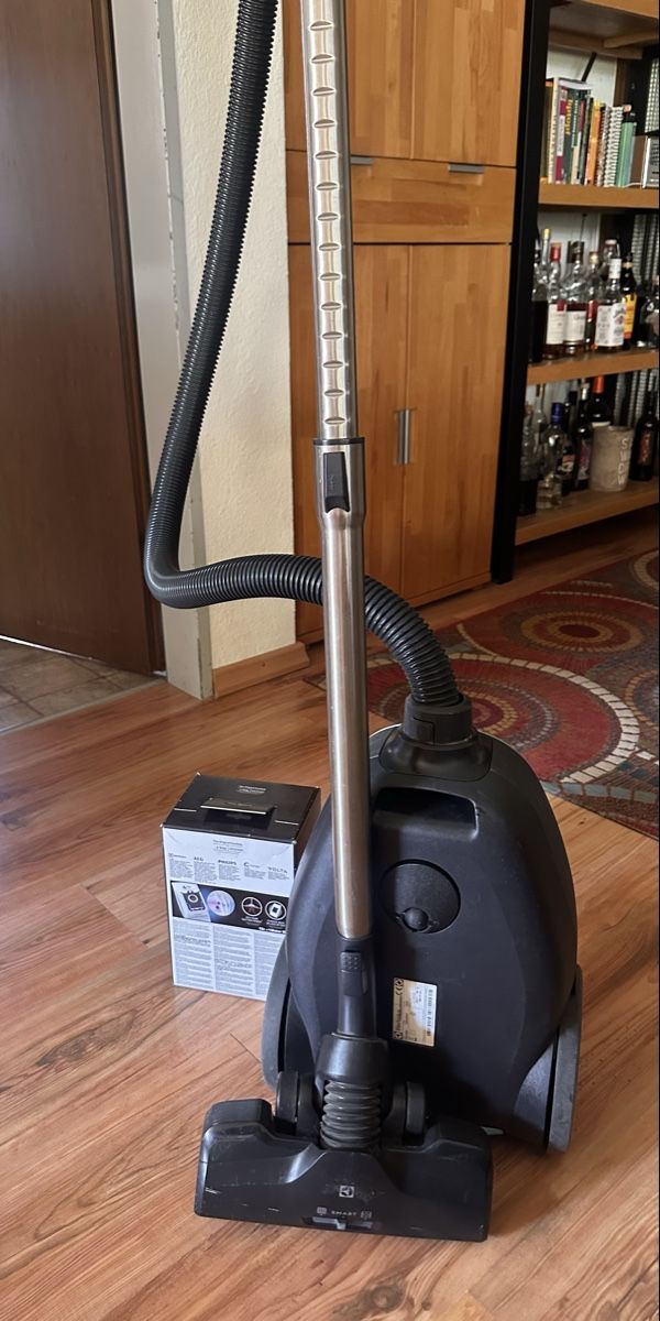 Electrolux Aspirapolveri & Accessori: Electrolux Pure D8.2 Silence Staubsauger, grau – Usato da Donzhausen venduto da Idusty 2