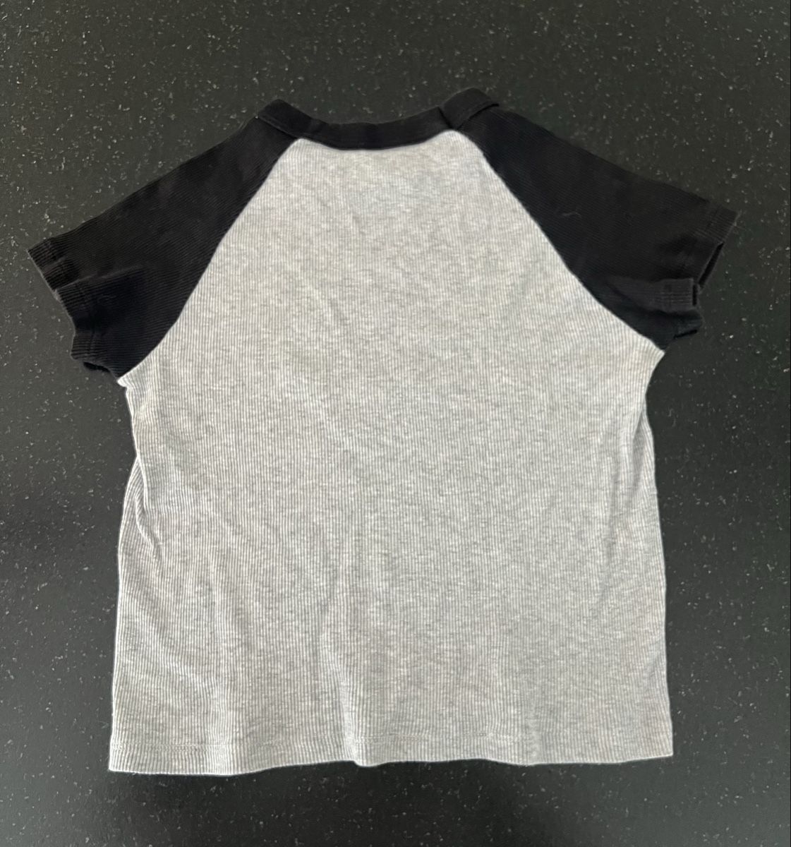 Brandy Melville T-shirt: Brandy Melville Raglan Ribbed Top – Usato da Niederbüren venduto da Butterly83 1