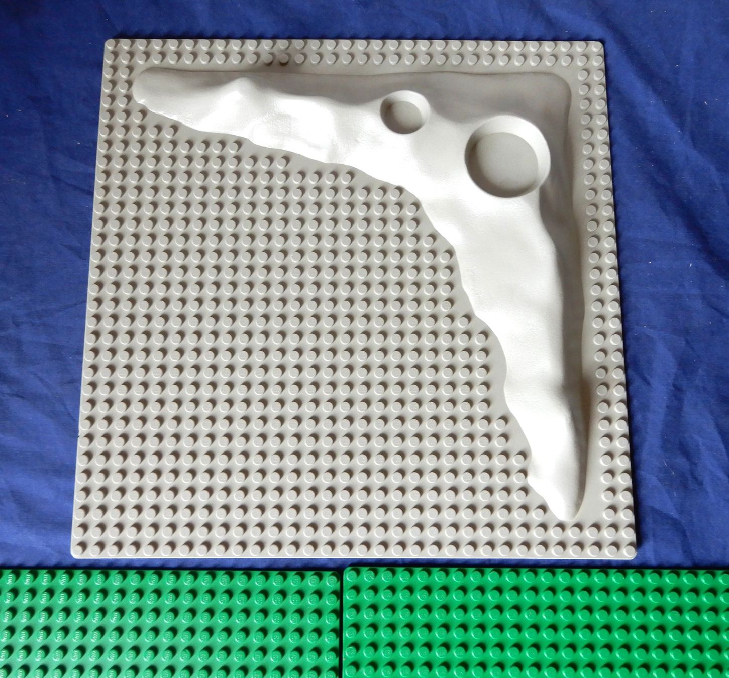 Lego Kit di costruzioni: LEGO 3 Platten - 1 Mondplatte-Kraterplatte und 2 grüne – Usato da Senèdes venduto da tintinette43 1