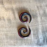 2 Dehnspiralen aus Horn, schwarz/rot, 6mm