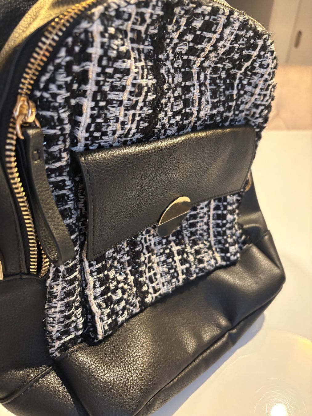 Rucksäcke: Rucksack Damen Tweed Lederoptik Schwarz mit Gold Details – Gebraucht aus Basel von Tierschutz-Flohmi 3