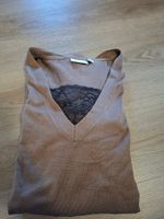 Kleid mit Spitzenausschnitt