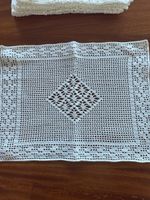 Set off 8 embroidered placemat