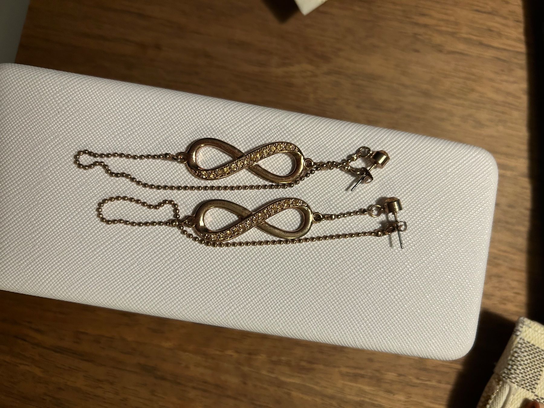 Pompidou Ohrringe & -stecker: Elegante Ohrringe, goldfarben, Unendlichkeitszeichen. – Neu und originalverpackt aus Zumikon von Stefan3535