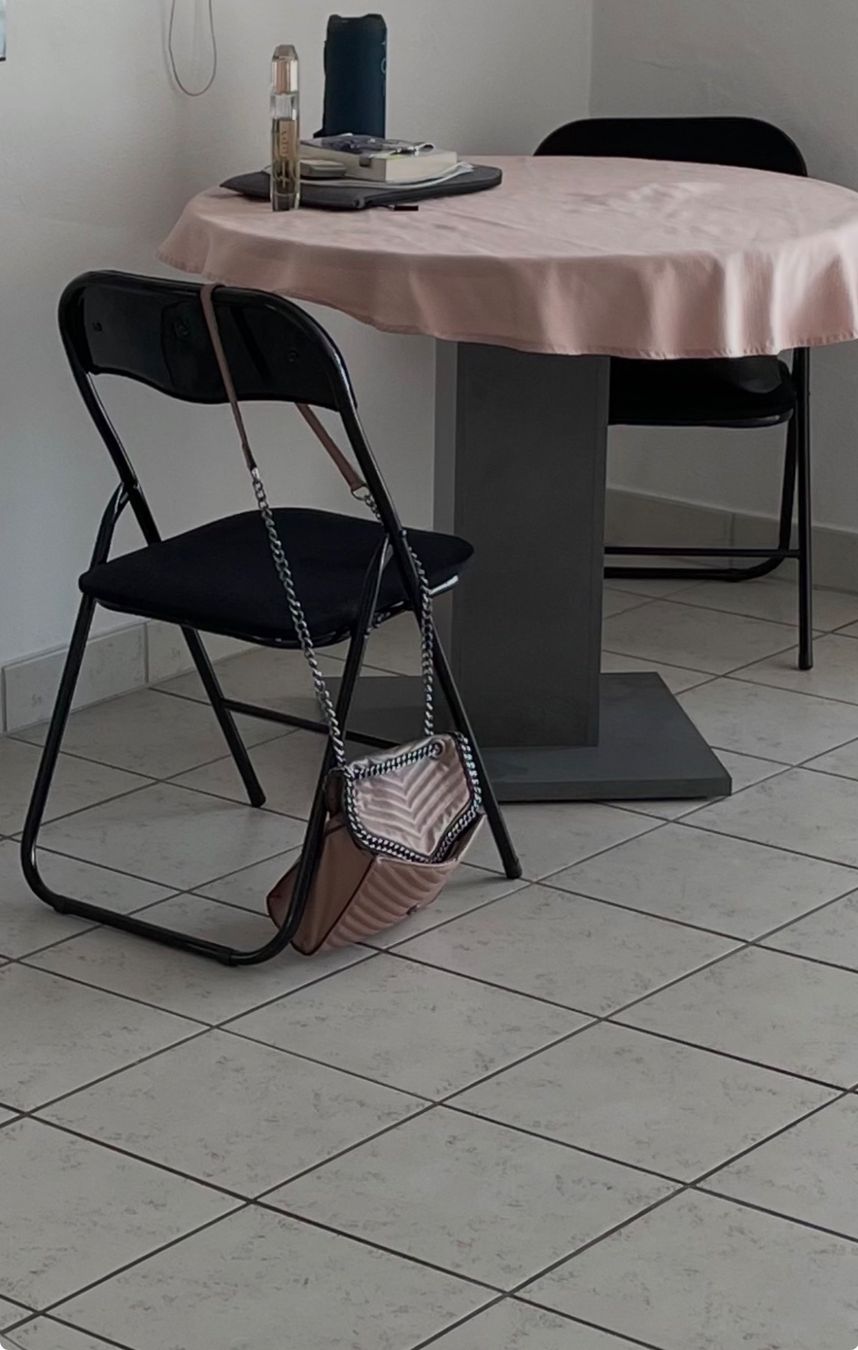 Set di tavolo e panche: Verkaufe runden Tisch mit 4 Klappstühlen – Usato da Rothenthurm venduto da ltr_ztc6