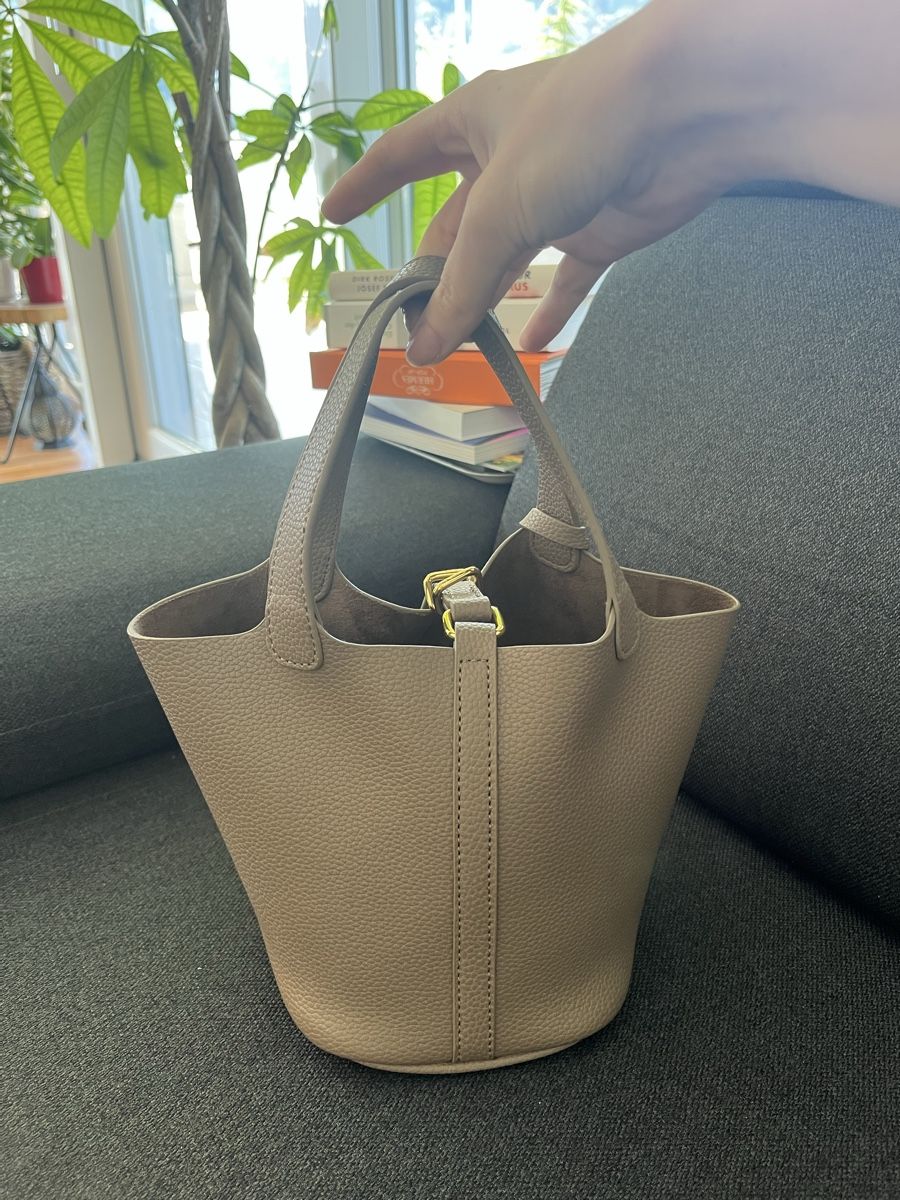 Taschen für Damen: Taupe Soft Bucket Bag with Lock – Neu (gemäss Beschreibung) aus Oberarth von pau_h8rf 4