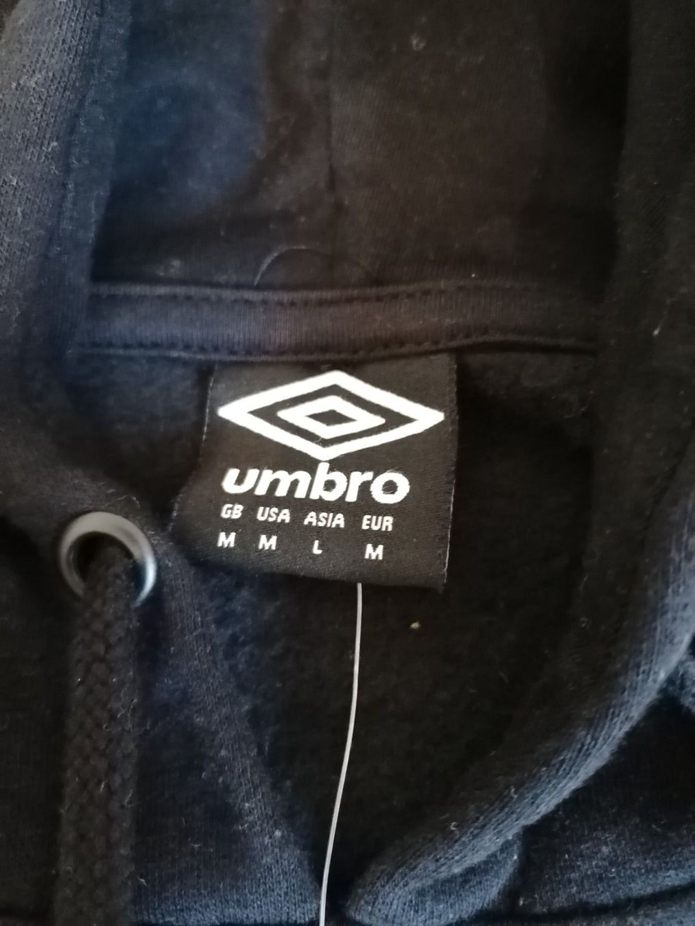 Maglioni & Felpe: Schwarzer Umbro hoodie – Nuovo e nell'imballaggio originale da Mörel venduto da tim_w9py 3
