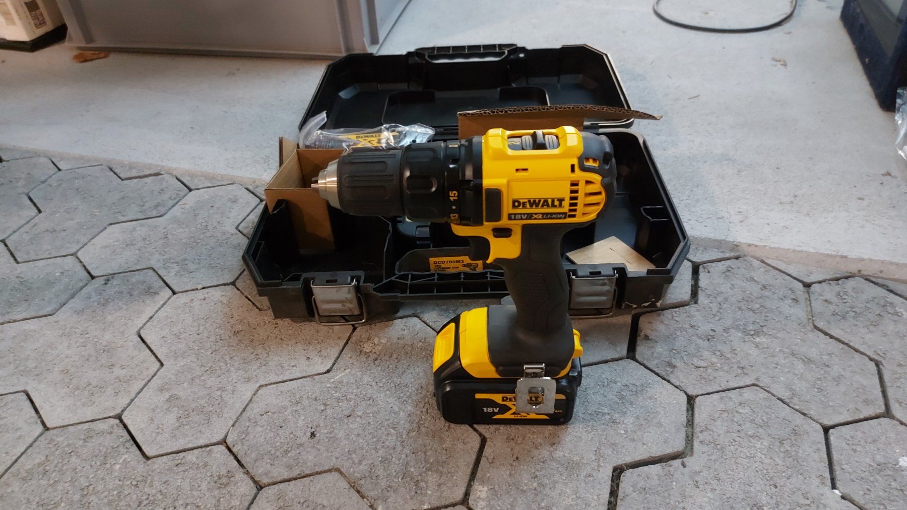 Dewalt Trapani: DeWalt 18V Li-Ion Akku-Bohrschrauber – Nuovo e nell'imballaggio originale da Rickenbach LU venduto da cornel66 9