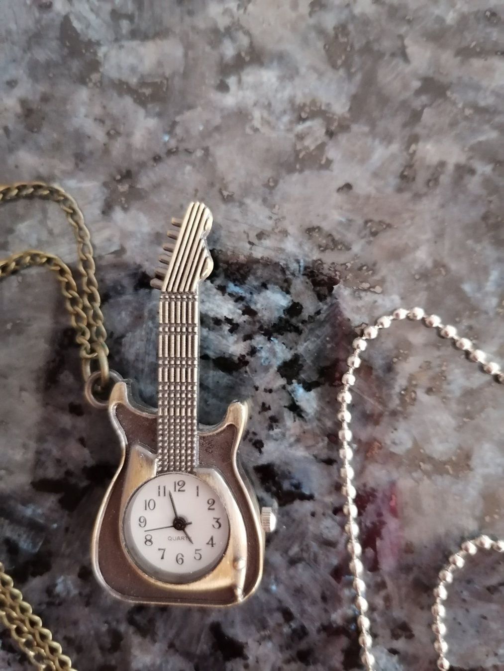 Ketten: 2 colliers guitare – Gebraucht aus Chez-le-Bart von jasse