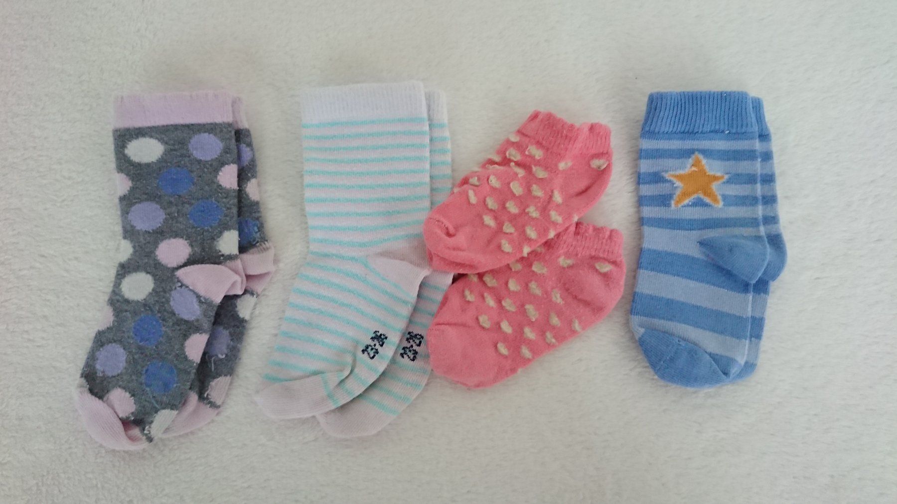 Socken für Kinder: 4 Paar Mädchen Socken Gr. 23-26 – Gebraucht aus Hallau von CHACLA