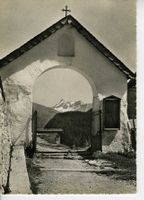 Alvaneu - Dorf GR - Aufgang zur Kirche mit Piz Uertch