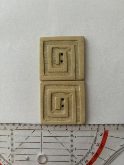 Bottoni: Holzknöpfe, 2x, ca. 3.4cm breit, quadratisch – Usato da Basel venduto da machplatz 3