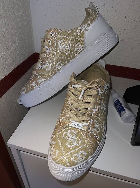 Scarpe da uomo: Guess Gianele Sneakers Gr. 43 Neuwertig – Usato da Fällanden venduto da fai_n5tr 1
