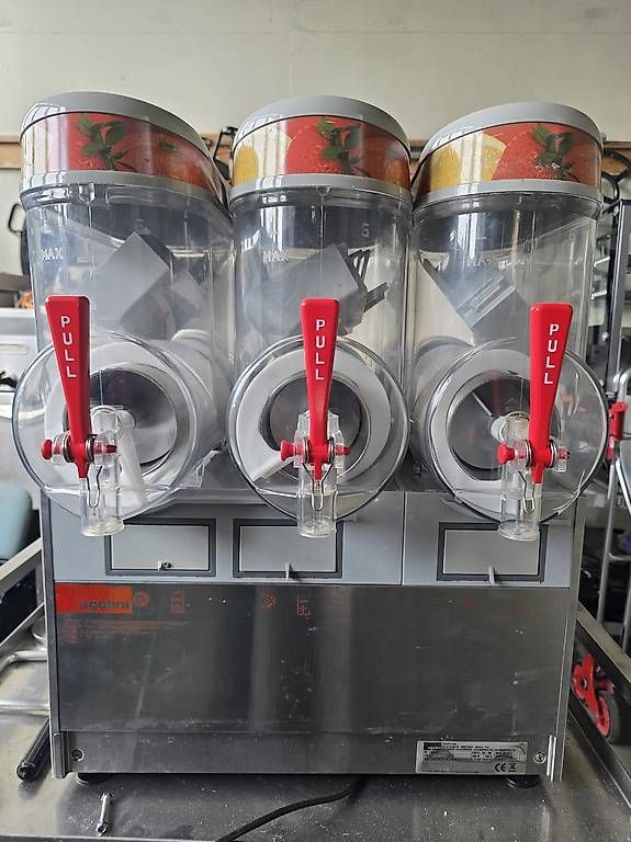 Tutte le macchine: Machine à granité professionnelle Ugolini  3 cuves – Usato da Ecublens VD venduto da Graziano1969 2
