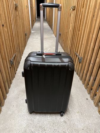 Hartschalenkoffer schwarz mittelgrosse mit Rollen guter Zust