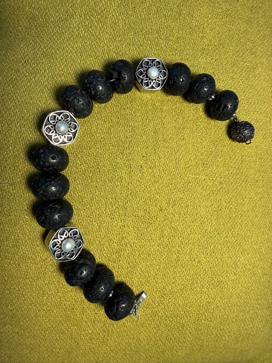 Bracciali & Braccialetti: Armband aus Lavastein, Perlen und Silber – Usato da Wald ZH venduto da quirline