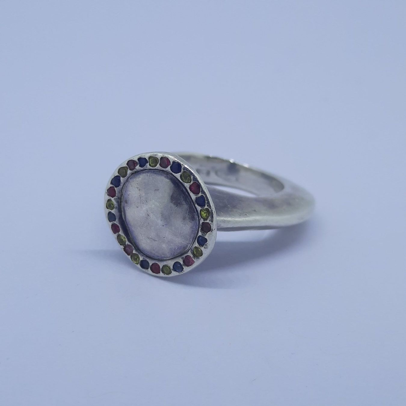 Bagues: Ästhetischer Silberring mit verschiedenfarbigen Edelsteinen – D'occasion à Unterägeri par Altgoldschmuck 1