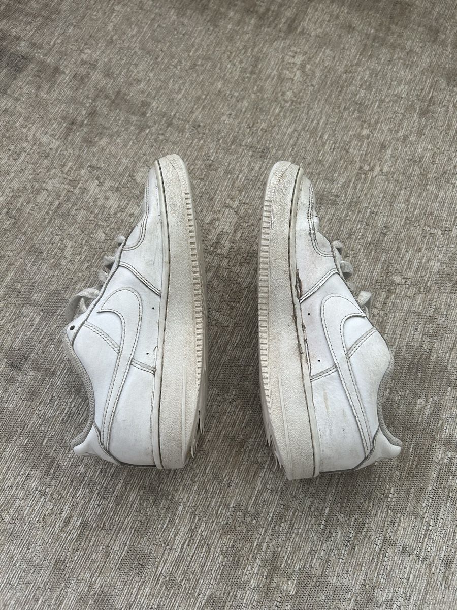 Nike Scarpe da uomo: Baskets Nike Air Force 1 blanches taille 38,5 usées – Usato da St-George venduto da elena27 1